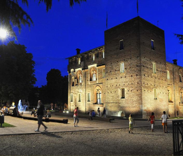 Turisti ad Habiate tra Castello e Centro Storico